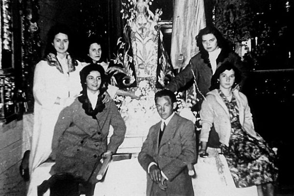 virgen-del-manojar-y-devotos-725x4104966A304-7407-D3BD-0FD9-9B633096B89F.jpg